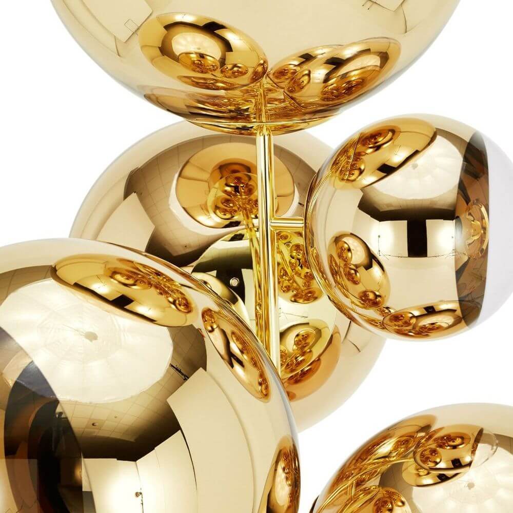 Detailansicht der Tom Dixon Mirror Ball Stand Chandelier Stehleuchte mit glänzenden goldfarbenen Leuchtenschirmen.