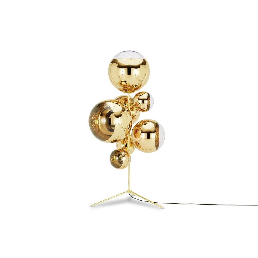 Tom Dixon Mirror Ball Stand Chandelier Stehleuchte in goldfarbenem Design mit kugelförmigen Leuchtenschirmen.