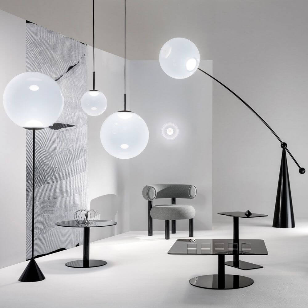 Tom Dixon Opal Kugelleuchte Pendel in einem modernen Wohnraum mit stilvollen Möbeln.
