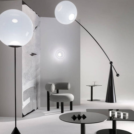 Tom Dixon Opal Wandleuchte Ø 25cm in modernem Wohnambiente mit eleganten Möbeln und Beleuchtung.