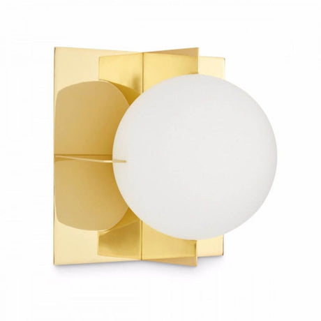 Tom Dixon Plane Wandleuchte Goldfarben mit quadratischen Messingrahmen und weißer Glaskugel.