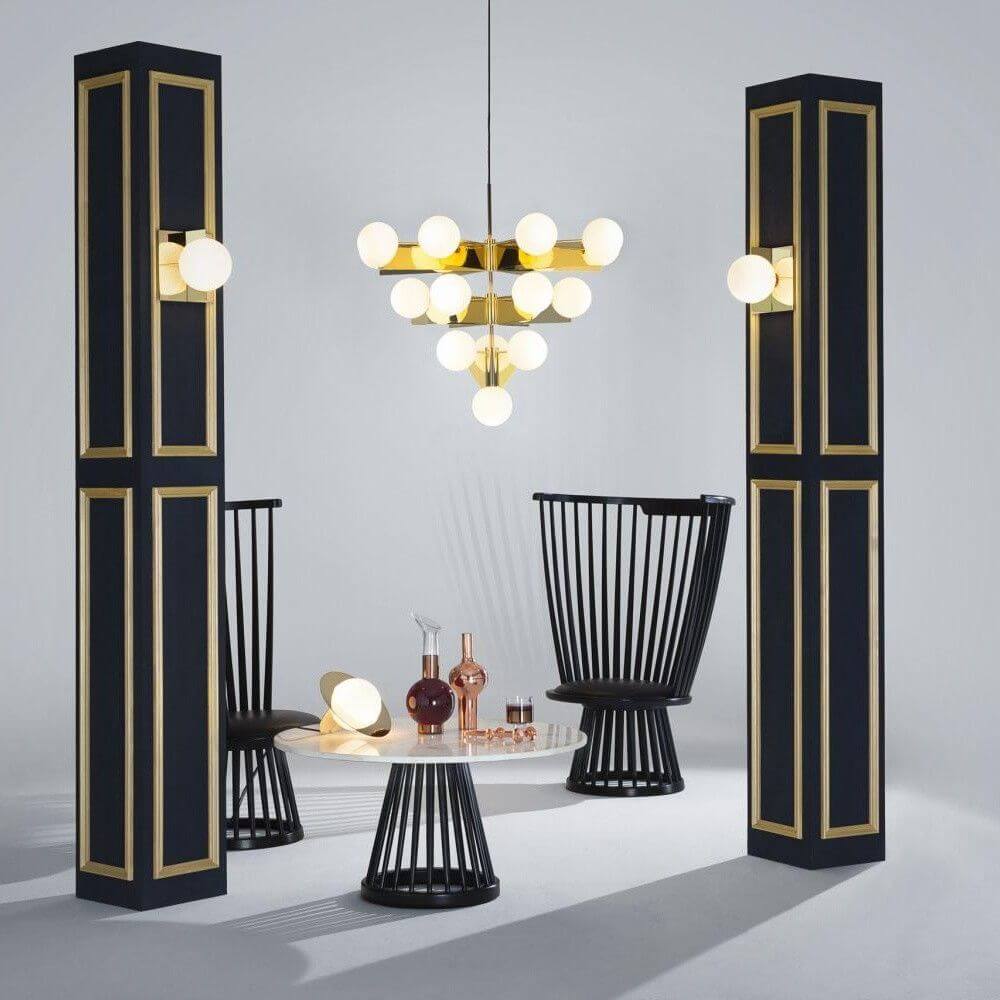 Tom Dixon Plane Wandleuchte Goldfarben im modernen Innenraum mit stilvollen Möbeln und Beleuchtung.