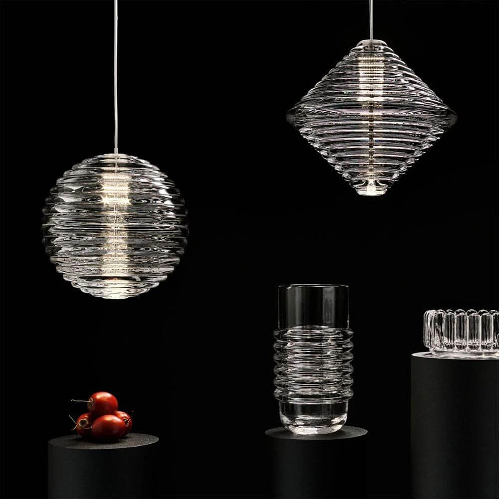 Tom Dixon Press Sphere Glas-Pendelleuchte und Glasobjekte, modernes Design in klarem, geripptem Glas, stilvolle Beleuchtung.