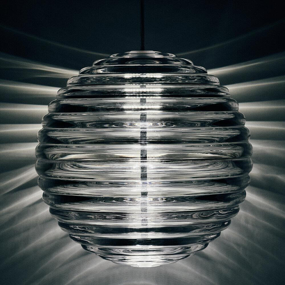 Tom Dixon Press Sphere Glas-Pendelleuchte aus geripptem Glas mit strahlenden Lichtmustern.