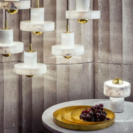 Tom Dixon Stone Pendellampe aus Marmor, elegante Lichtakzente mit Marmor und Gold, stilvolle Einrichtungsideen.