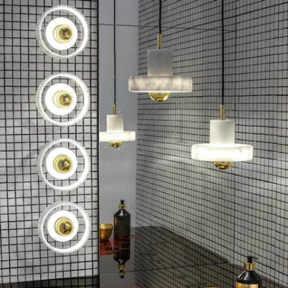 Tom Dixon Stone Wandlampe aus Marmor und moderne Beleuchtung in einem stilvollen Badezimmer.