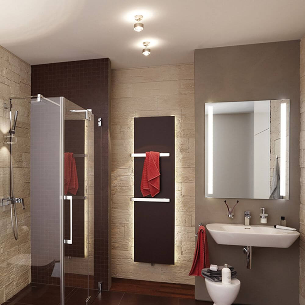 Deckenspot Puk Turn Up- & Downlight in modernem Badezimmer mit elegantem Design und heller Beleuchtung