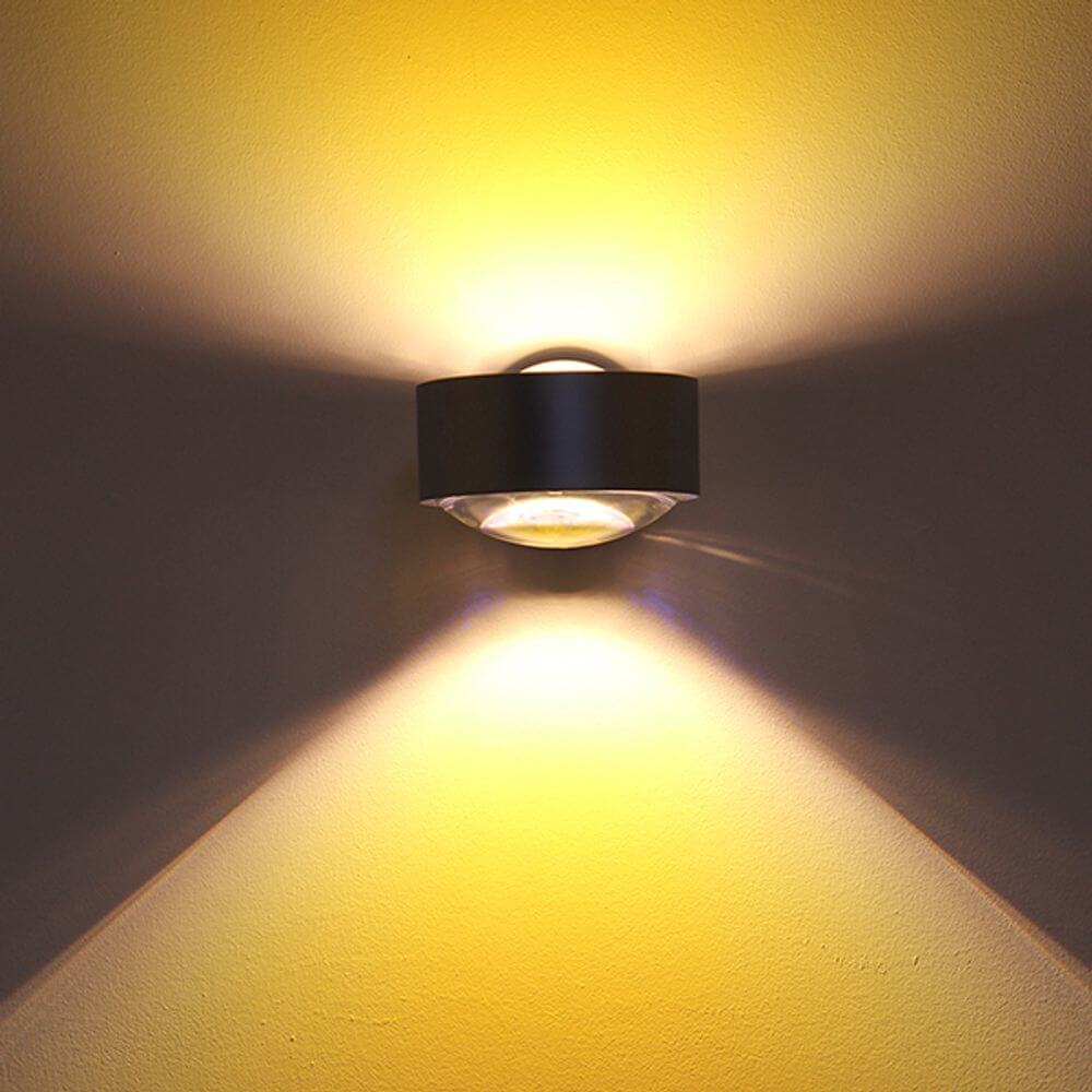 Farbfilter für Puk an einer modernen Wandleuchte mit warmem Licht