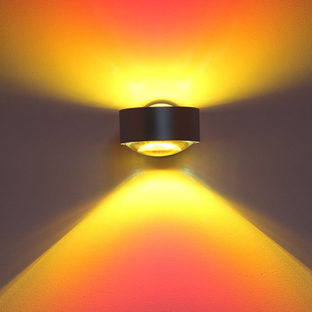 Farbfilter für Puk Maxx an einer Wandlampe mit warmen Farblichtern.
