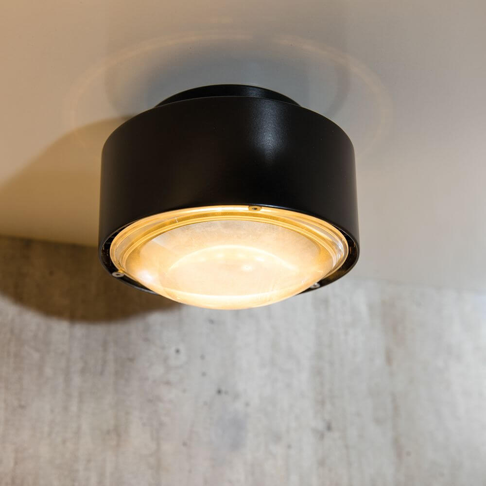 LED Deckenlampe Puk Maxx Plus in modernem schwarz mit warmweißem Licht.