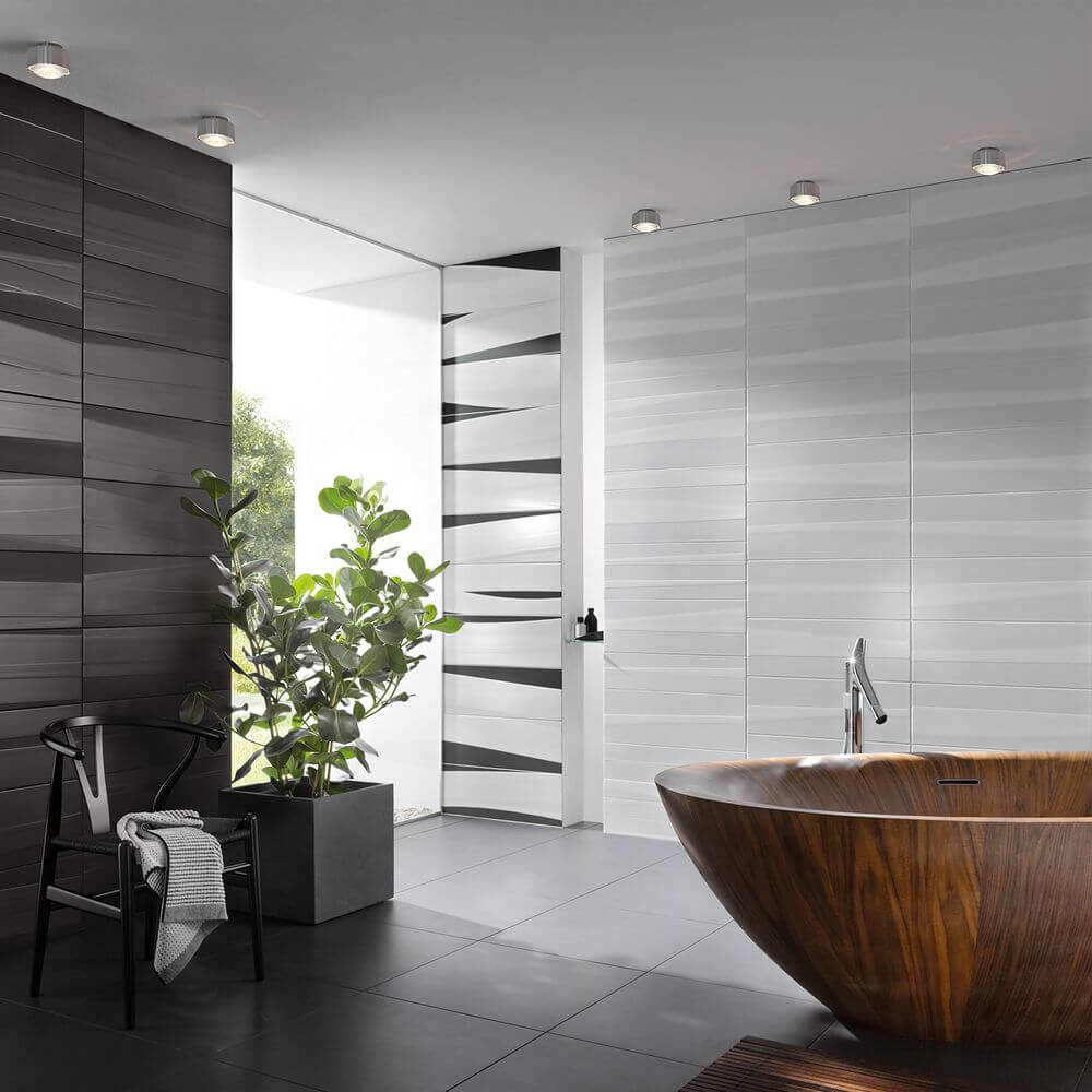 Moderne Badezimmer mit LED Deckenlampe Puk Maxx Plus und eleganter Badewanne aus Holz.