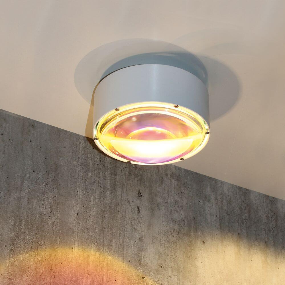 LED Deckenlampe Puk Meg Maxx Plus in modernem Design an der Decke montiert.