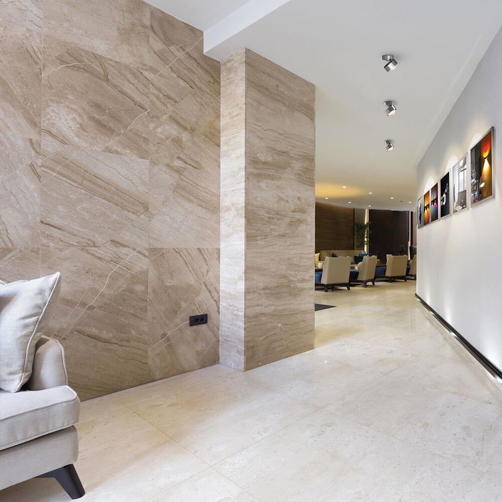 Moderne LED Deckenlampe Puk Move dreh- & schwenkbar in einem eleganten Wohnbereich mit hellen Wänden.