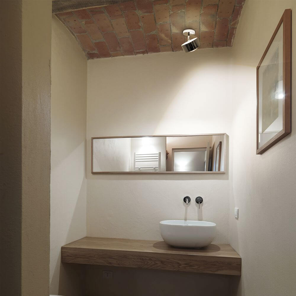 LED Deckenstrahler Puk Maxx Turn Up- & Downlight in modernem Badezimmer mit Holzwaschtisch