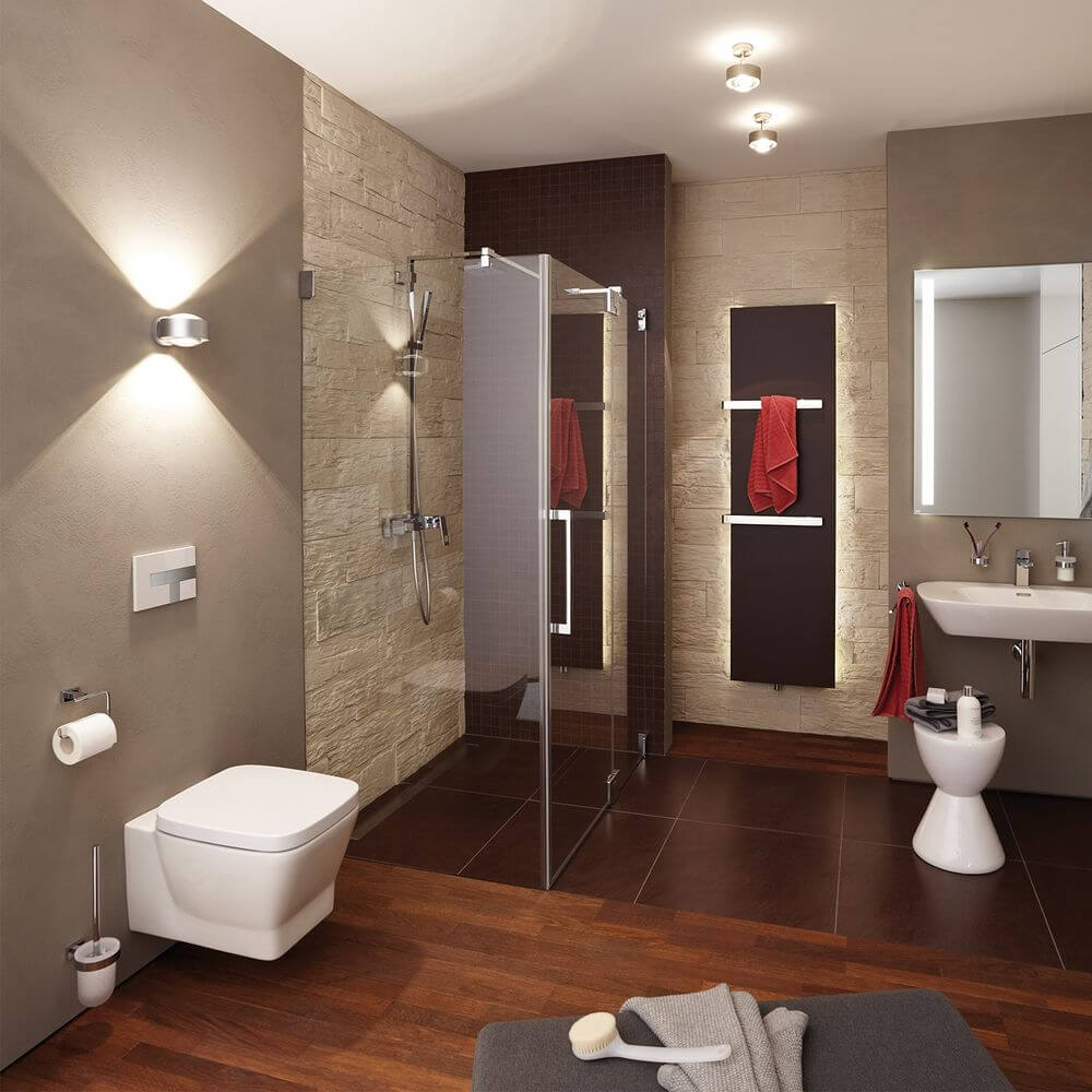 Elegantes Badezimmer mit LED Deckenstrahler Puk Maxx Turn Up- & Downlight und moderner Einrichtung.