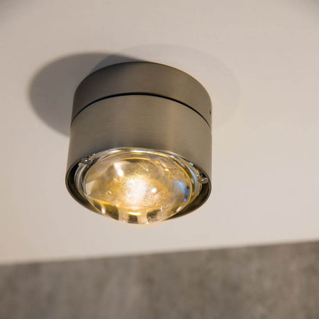 LED Wand- & Deckenleuchte Puk Plus in elegantem Design mit Lichtquelle an der Decke.