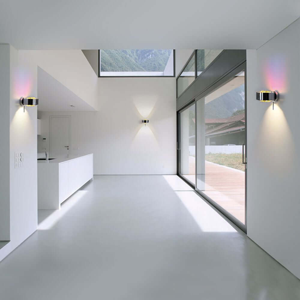 LED Wandlampe Puk Meg Maxx Wall+ in modernem Raum mit natürlichem Licht.
