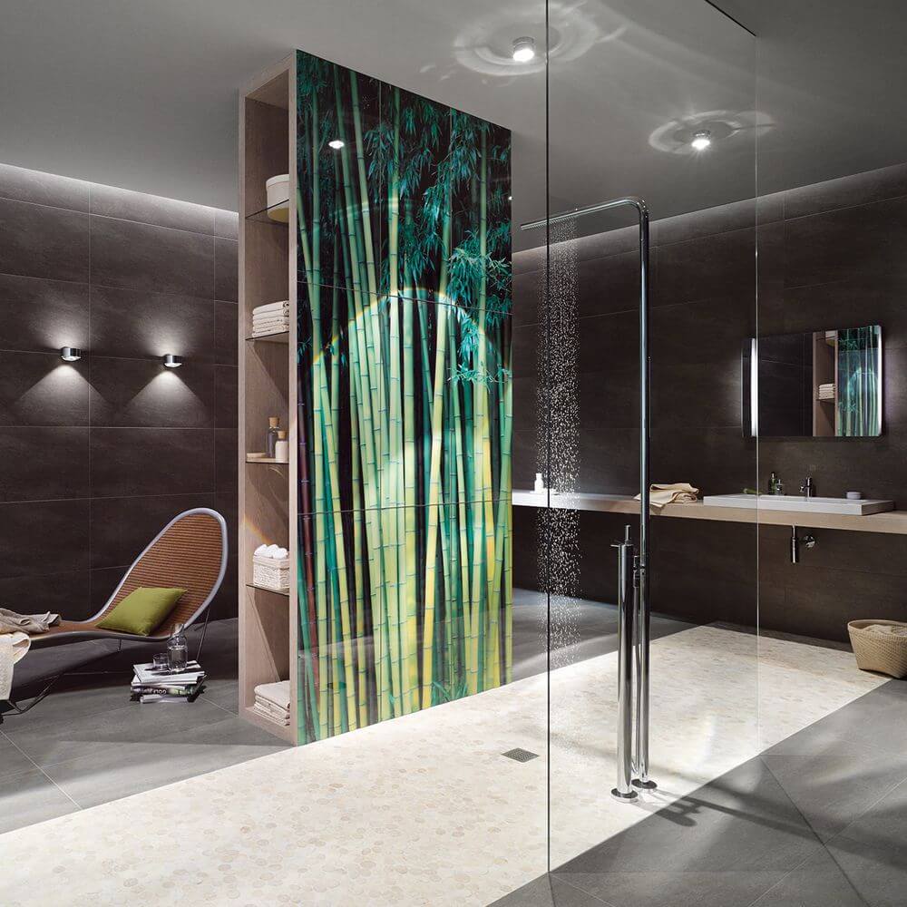 Elegantes Badezimmer mit einer Glasdusche und einer Bambus-Motivwand, modern und stilvoll eingerichtet.