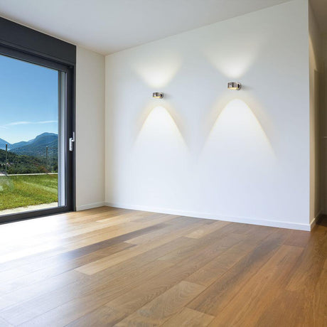 LED Applique murale Puk Maxx Wall dimmable dans un espace moderne avec vue sur la nature.