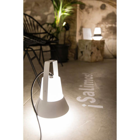 Tragbare Außenleuchte CAT IP54 Weiß, Weiß in modernem Ambiente mit süßem Licht.