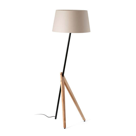 Treewood floor lamp in ash with an elegant design, wooden legs and a matte black metal frame.