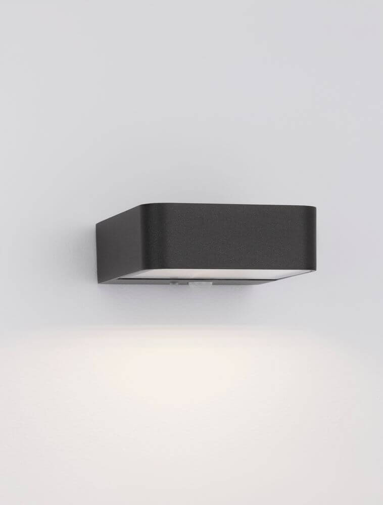 Trendo LED Außenwandleuchte 3000K Anthrazit IP65 an Wand montiert mit elegantem Design und effizienter LED-Technologie.
