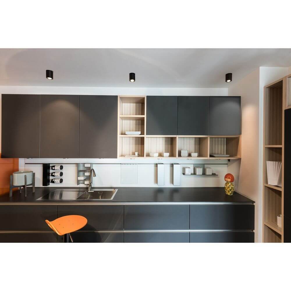 Moderne Küche mit TRILEDO ROUND CL LED Downlights, eleganten Fronten in Grau und Holzregalen.