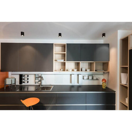 Moderne Küche mit TRILEDO ROUND CL LED Downlights, eleganten Fronten in Grau und Holzregalen.