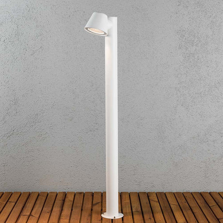 Lampione da giardino Trieste con palo bianco, acrilico trasparente, riflettore su terrazza in legno.