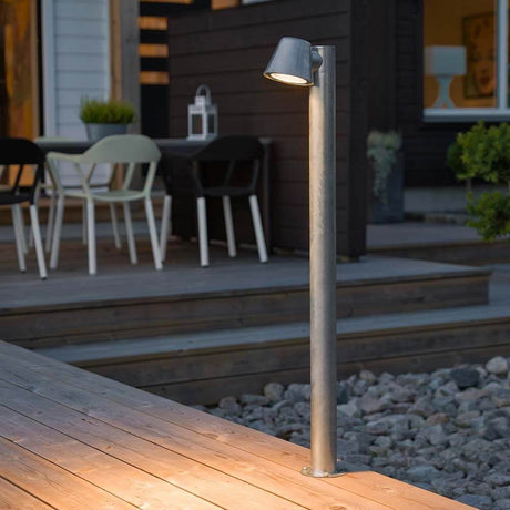 Lampione da giardino Trieste con palo in acciaio zincato su ponte in legno, illumina il giardino.