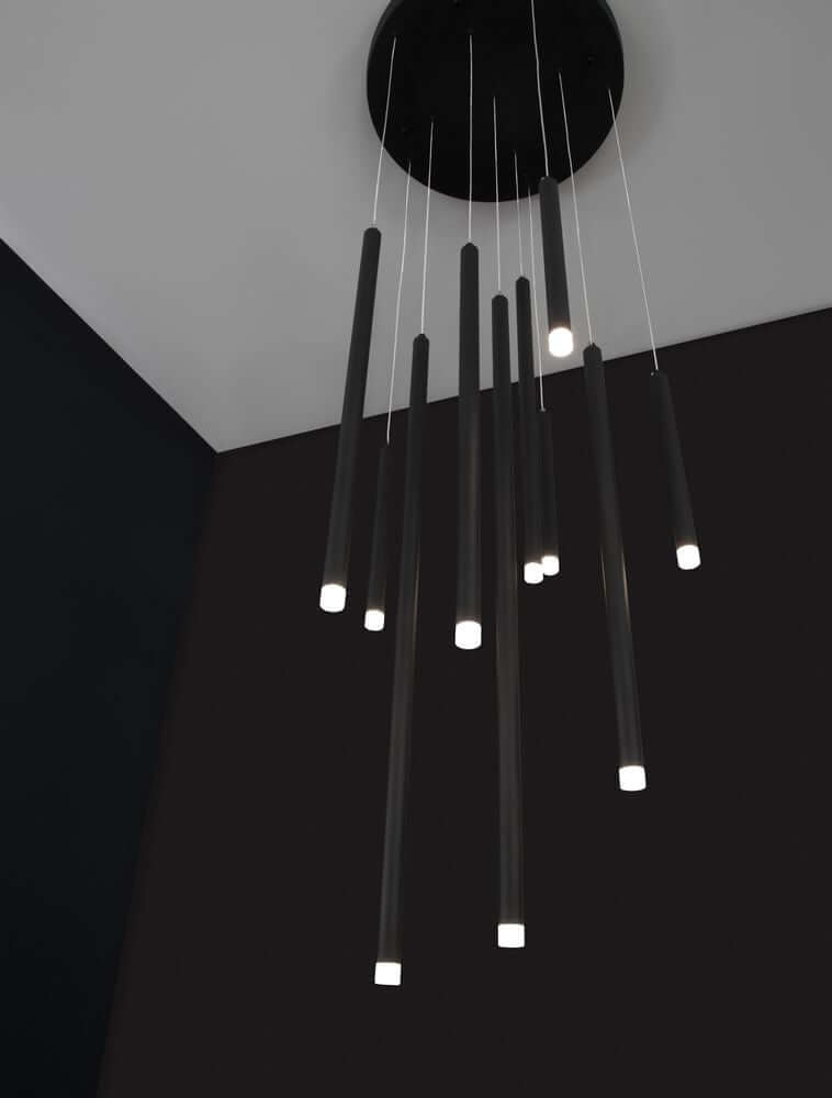 Trimle LED Pendelleuchte in Schwarz mit 10 zylindrischen Lichtquellen für minimalistisches Design.