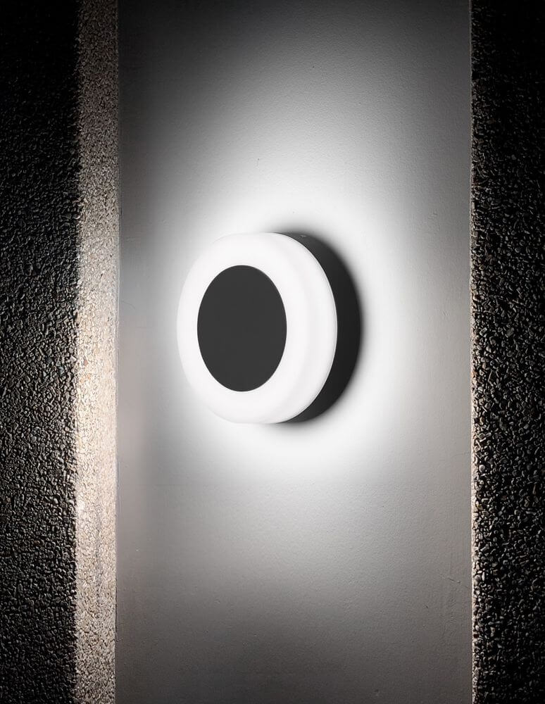Tune LED Außenwandleuchte Ø 15cm 3000K IP65 an der Wand mit schöner Lichtstreuung.