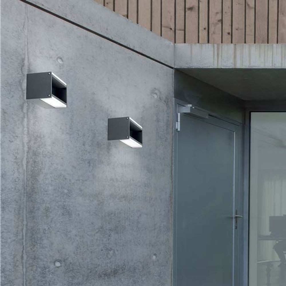 Twin LED Außen-Wandleuchte IP54 10W, minimalistisches Design, drehbare Lichtflügel, ideale Außenbeleuchtung.