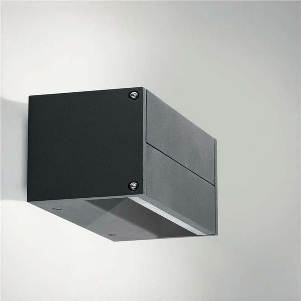 Twin LED Außen-Wandleuchte mit minimalistischen Design und drehbaren Lichtflügeln, IP54, 10W, 600lm.