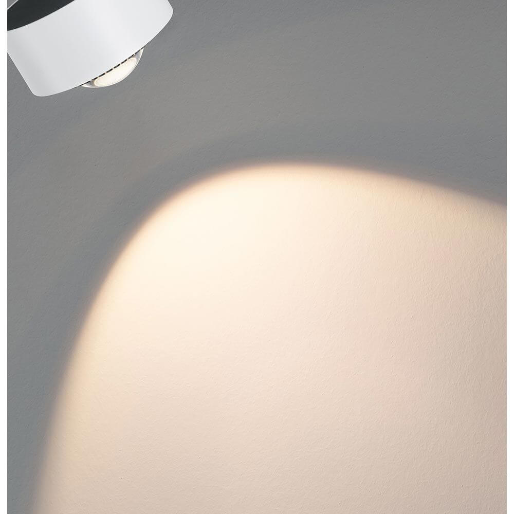 U-Rail LED Schienenspot Aldan Einzel-Spot Dimmbar Weiß, Schwarz zeigt warmweißes Licht auf Wand, schwenkbarer URail Spot in Modernem Design