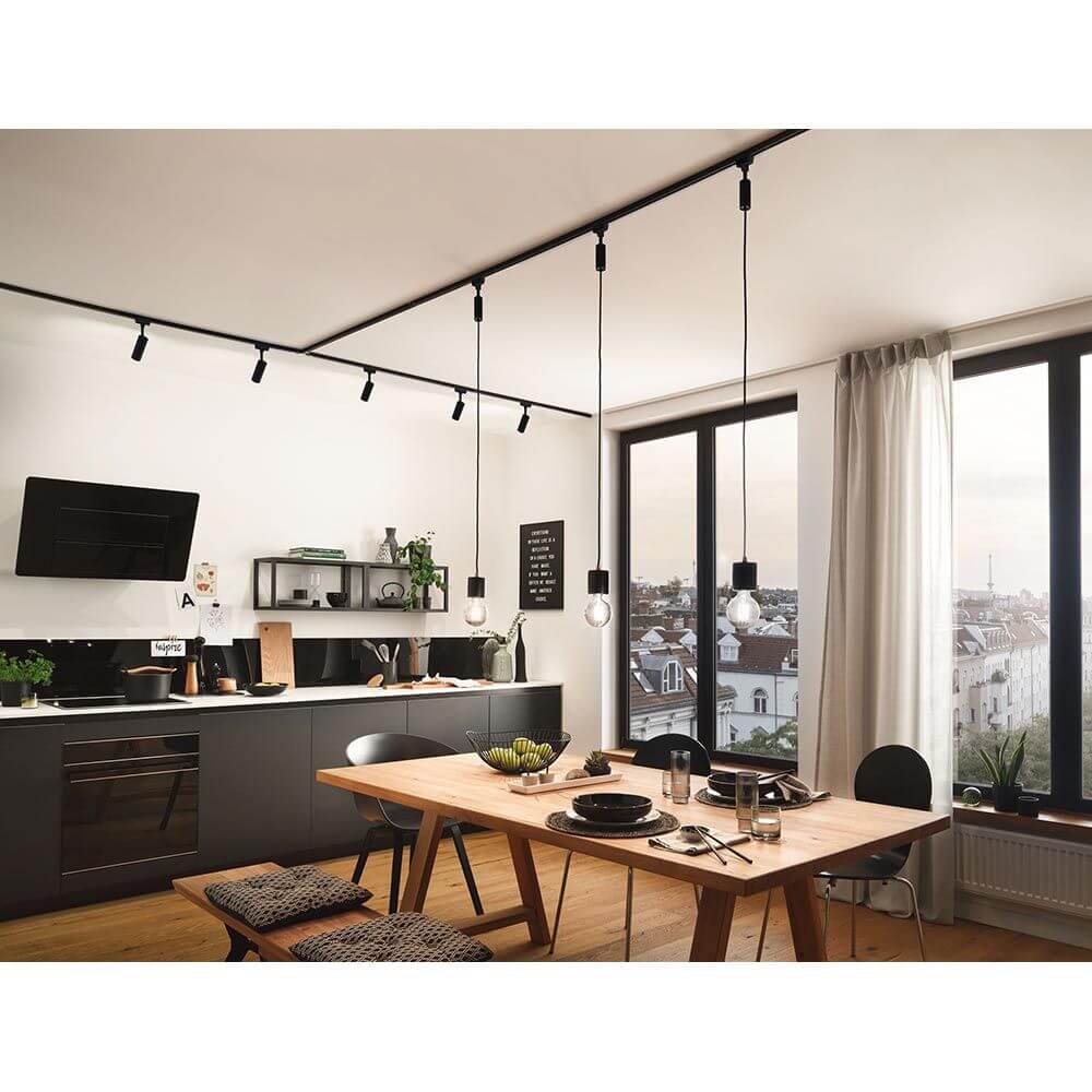 U-Rail LED Schienenspot Cube Schwarz-Matt Dimmbar in moderner Küche mit Holztisch und großen Fenstern.