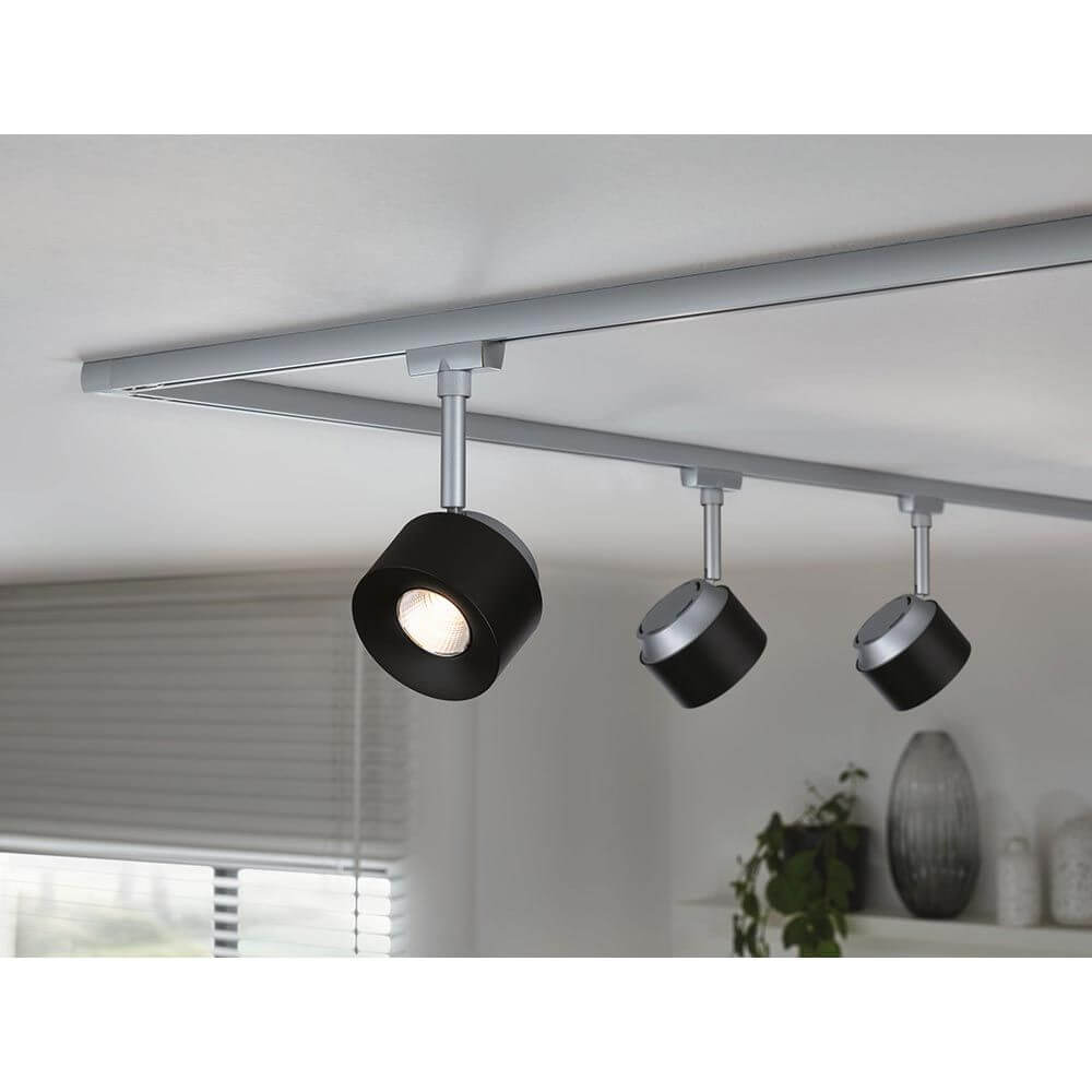 U-Rail LED Schienenspot Pane Einzelspot Schwarz, Chrom an einem modernen Deckenrailsystem.