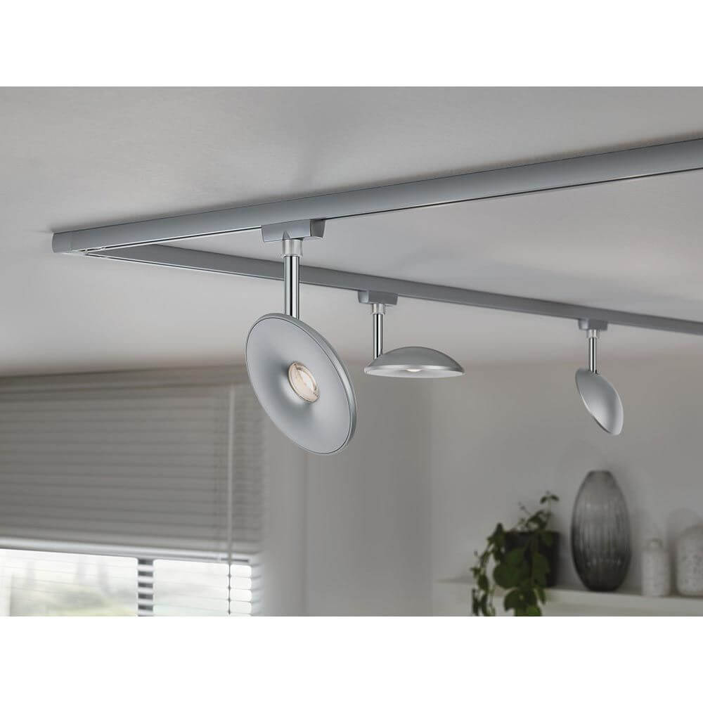 U-Rail LED Schienenspot Sphere Strahler Chrom an einer Decke montiert, mit Kugellinse für besondere Lichteffekte.