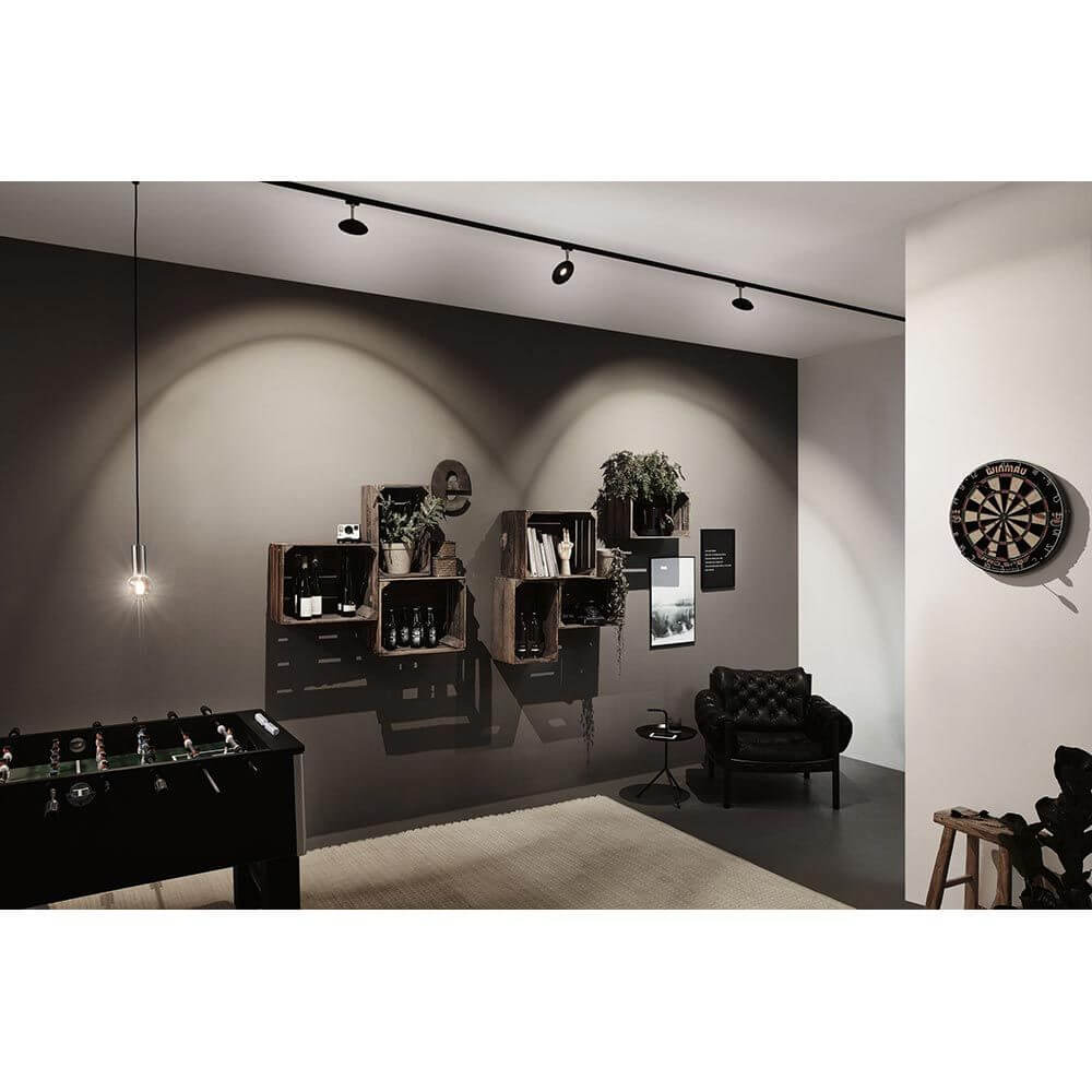 U-Rail LED Schienenspot Sphere Einzelspot Schwarz-Matt, Chrom in stilvollem Wohnambiente mit Dartscheibe.