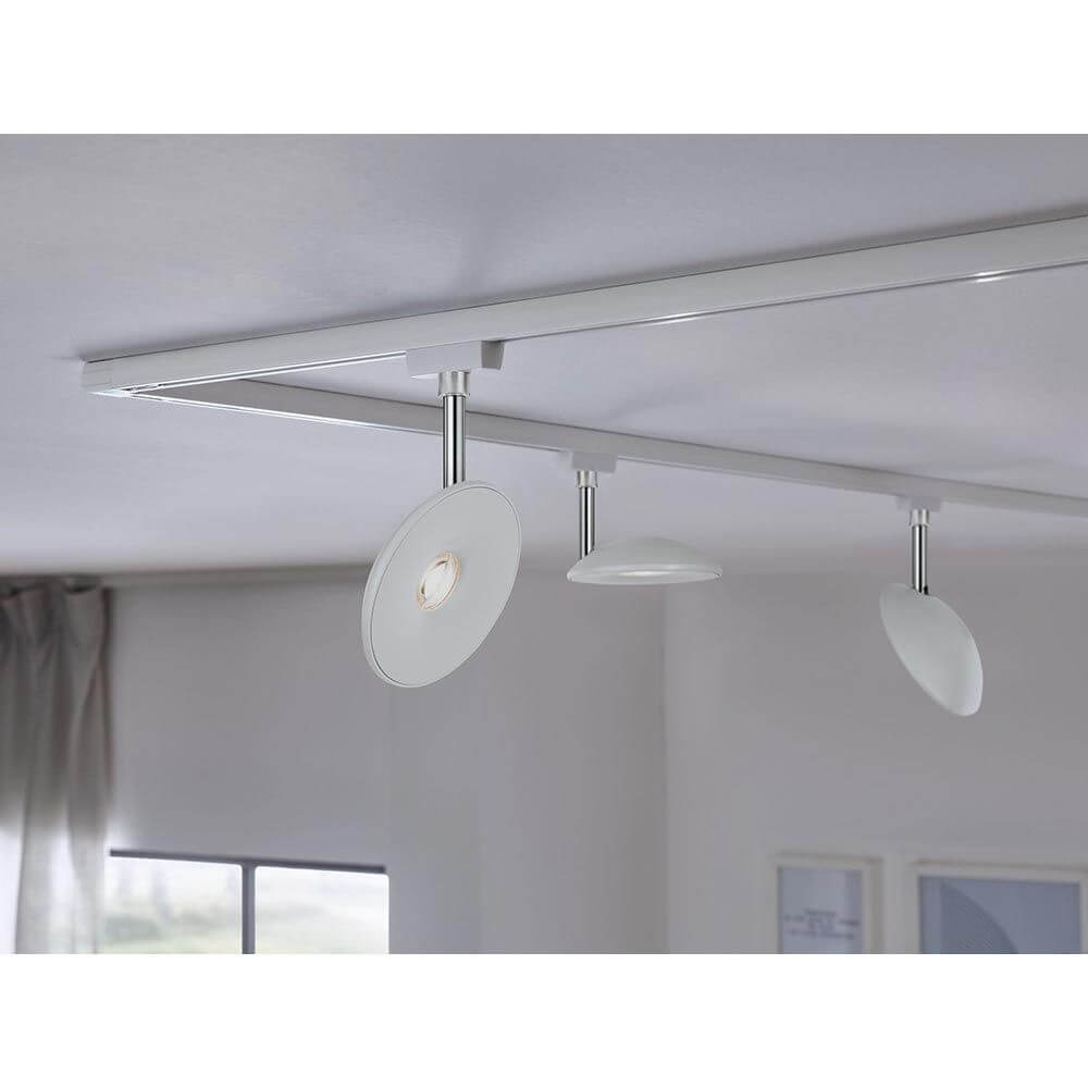 U-Rail LED Schienenspot Sphere Einzelspot Weiß, Chrom an einem modernen Schienenlichtsystem.