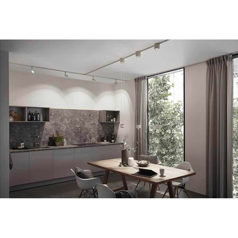 U-Rail LED Schienenspot Sphere Einzelspot Weiß, Chrom installiert in modernem Küchenambiente.