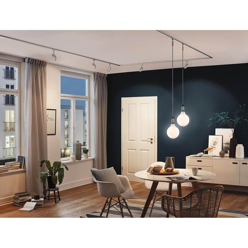 Elegantes Wohnzimmer mit U-Rail Pendelleuchte, moderner Einrichtung und hellem Licht, ideal für gemütliche Abende.