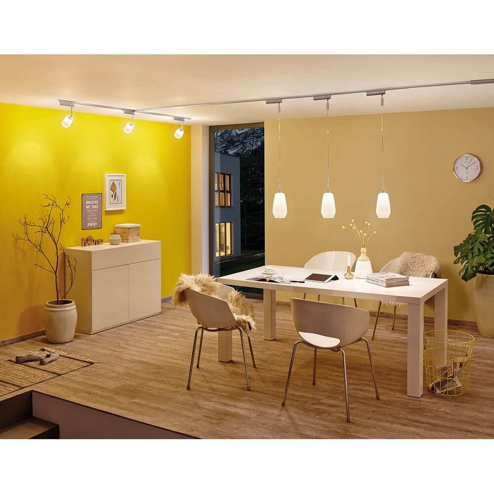U-Rail Schienenadapter Smart Home Zigbee Chrom-Matt in modernem Esszimmer mit stilvoller Beleuchtung.