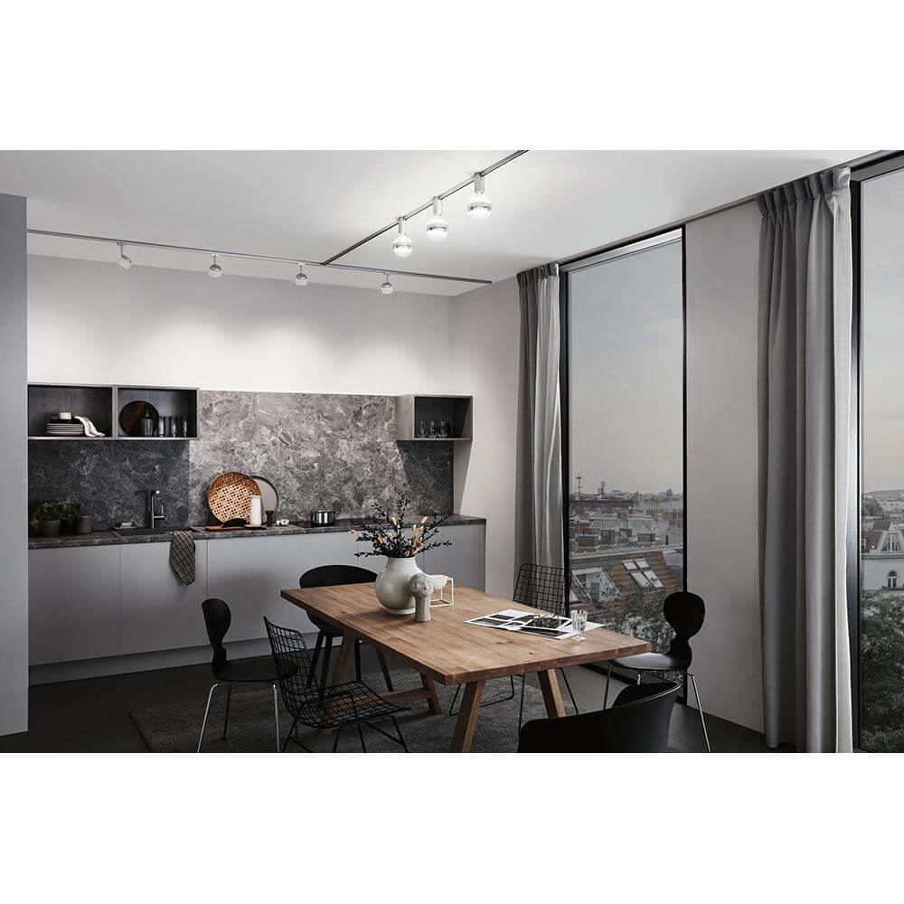 U-Rail Schienenspot Socket Einzelspot Chrom-Matt in modernem Küchenambiente mit Holz-Esstisch.
