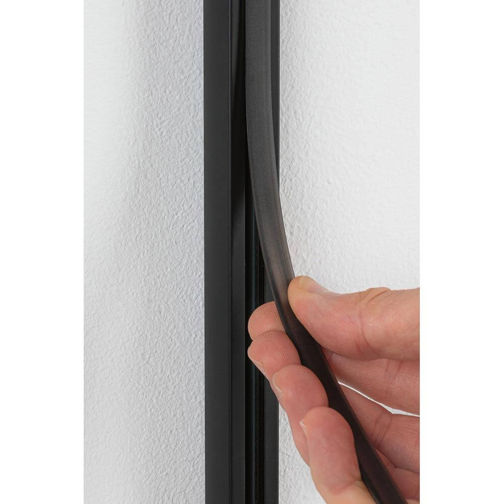U-Rail Zubehör Schienenabdeckung 70cm Schwarz Montageanleitung zeigt die Installation der Abdeckung.