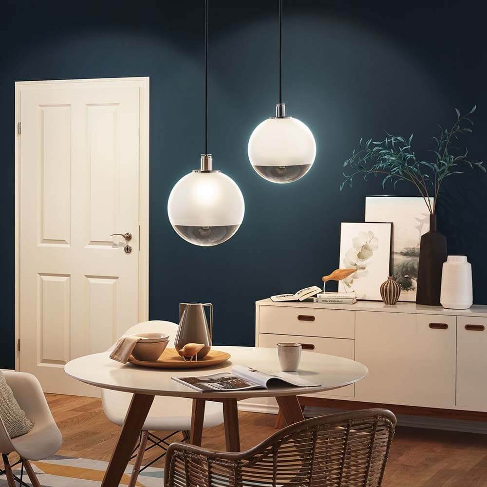 URail 2Easy Basic Pendel max. 20W E27 Schwarz über einem Esstisch mit moderner Inneneinrichtung.