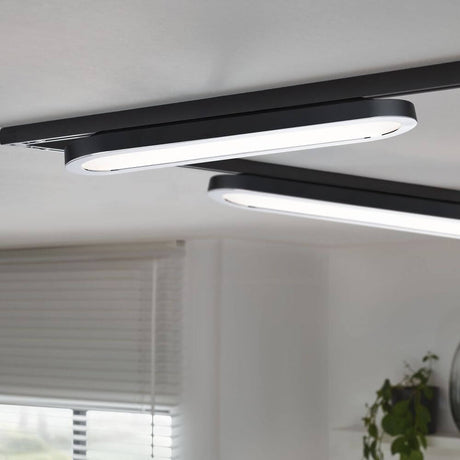 URail LED Panel Ring 7W Schwarz montiert an der Decke für moderne Raumbeleuchtung.
