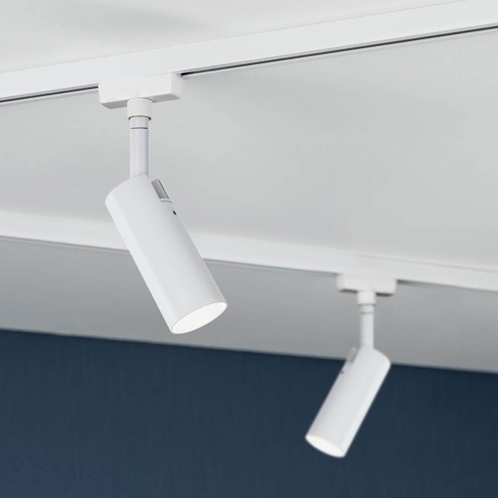 URail LED Spot Tubo Weiß an einer Decke montiert, effizient und ideal zur Raumbeleuchtung.