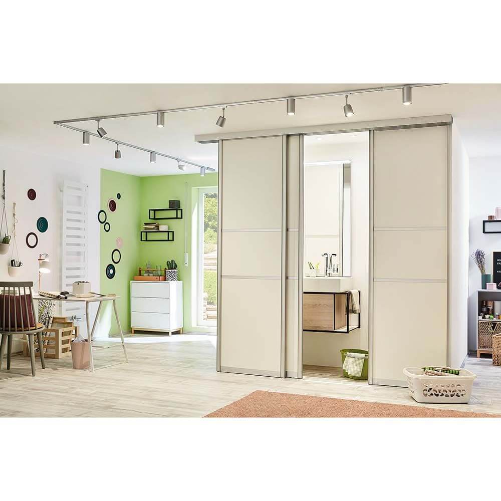 URail Schienensystem-Set Cover 4-flammig Chrom in modernem Wohnraum mit moderner Innendekoration.