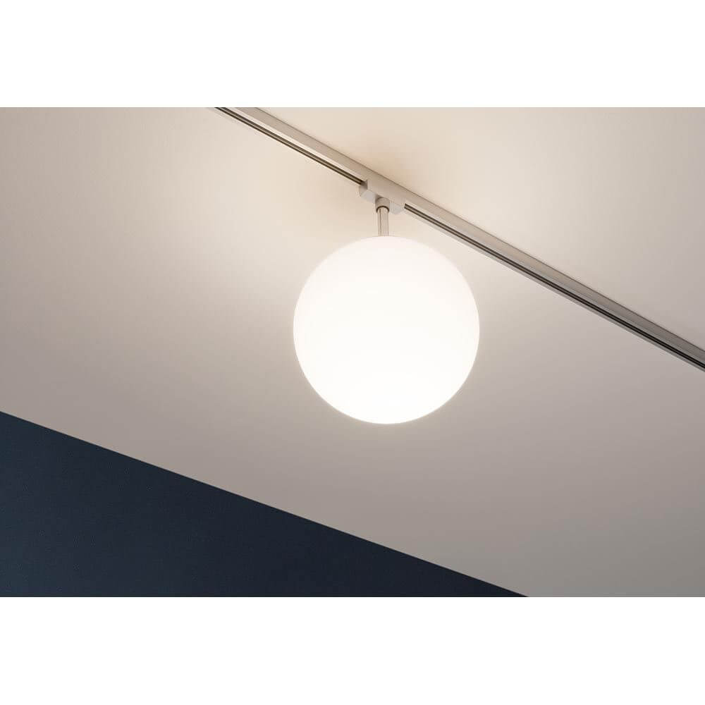 URail Spot Ceiling Globe Small E14 über einer modernen Decke in einem stilvollen Raum.